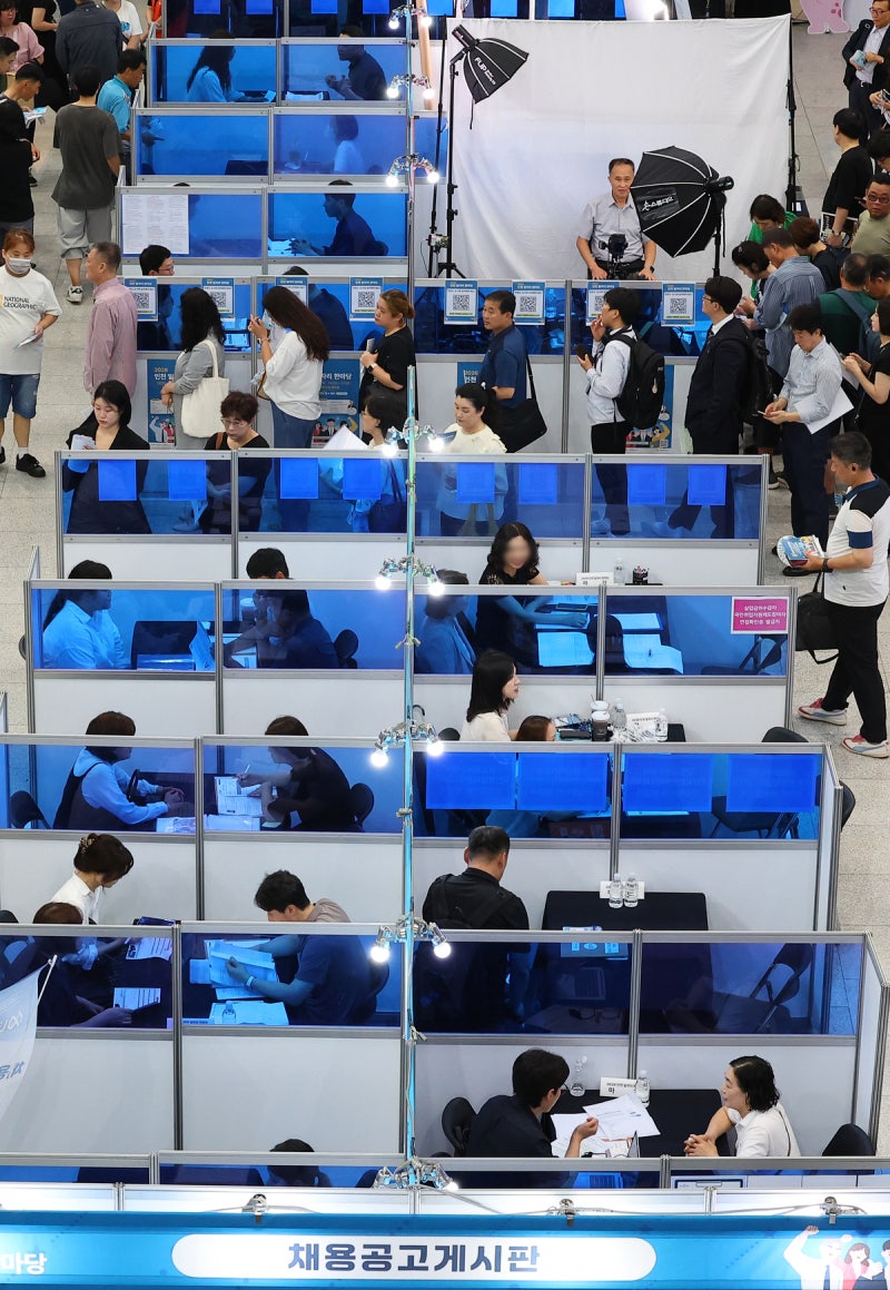 <b>6월 취업자</b> 6.3만 명 <b>증가</b>…청년 고용률은 26개월 연속 감소