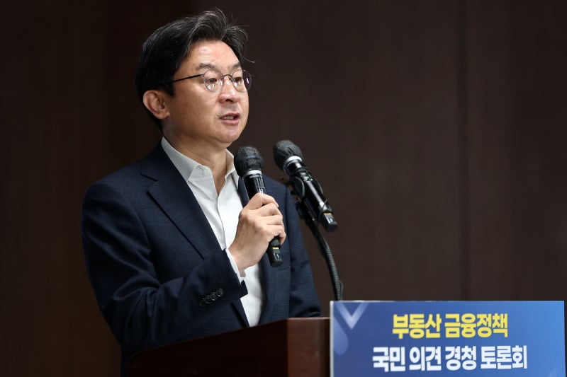 “2030, 대출제한 불평등하게 생각…<b>금융</b> 규제는 단기간으로 해야”