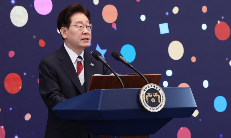 제헌절에 ‘빛의 위원회’시민 행사…李 “누구도 <b>헌법</b> 위 군림 안돼”
