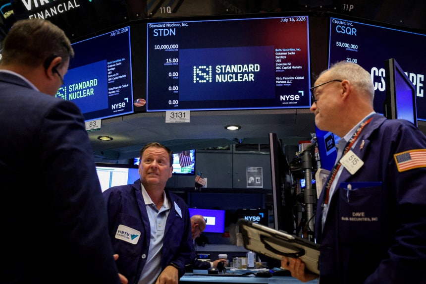지난 16일(현지 시간) 미국 맨해튼 뉴욕증권거래소(NYSE)에서 거래중개인들이 대화를 나누고 있다.로이터연합뉴스