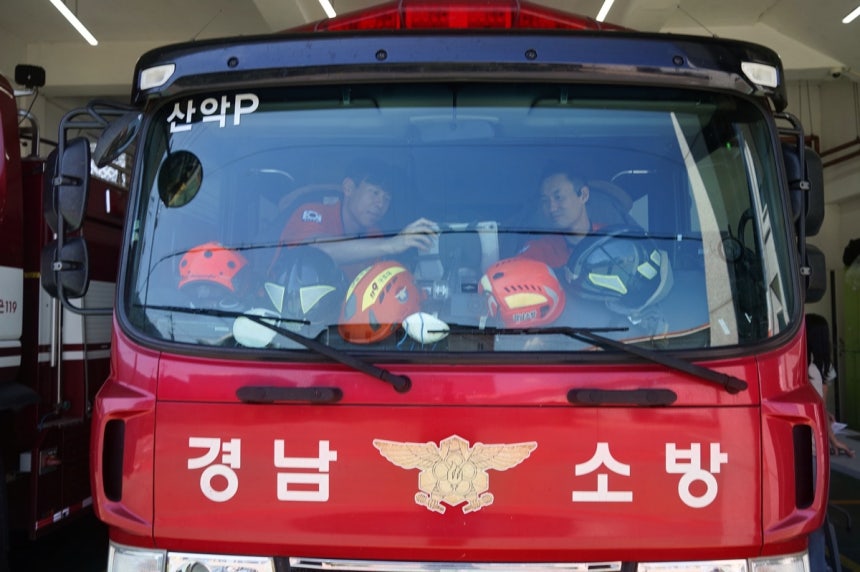 15일 경남 산청군 산청소방서 산악구조대에서 소속 대원들이 ‘소방관 우선접속서비스’ 전용 유심을 장착한 차량동태관리(AVL) 단말을 운전석 옆에 거치하고 있다. 사진=LG유플러스 제공