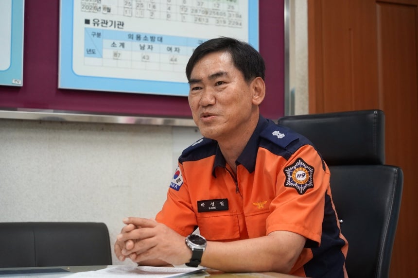 15일 경남 산청군 산청소방서 박성필 산악구조대장이 서울경제신문과 인터뷰를 하고 있다. 사진=LG유플러스 제공