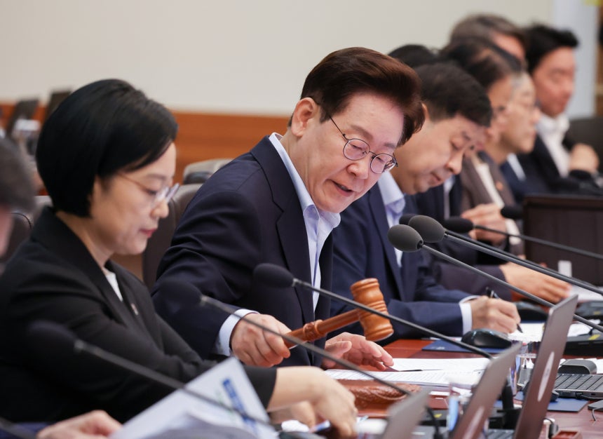 이재명 대통령이 21일 청와대에서 국무회의 개회선언을 하고 있다. 연합뉴스