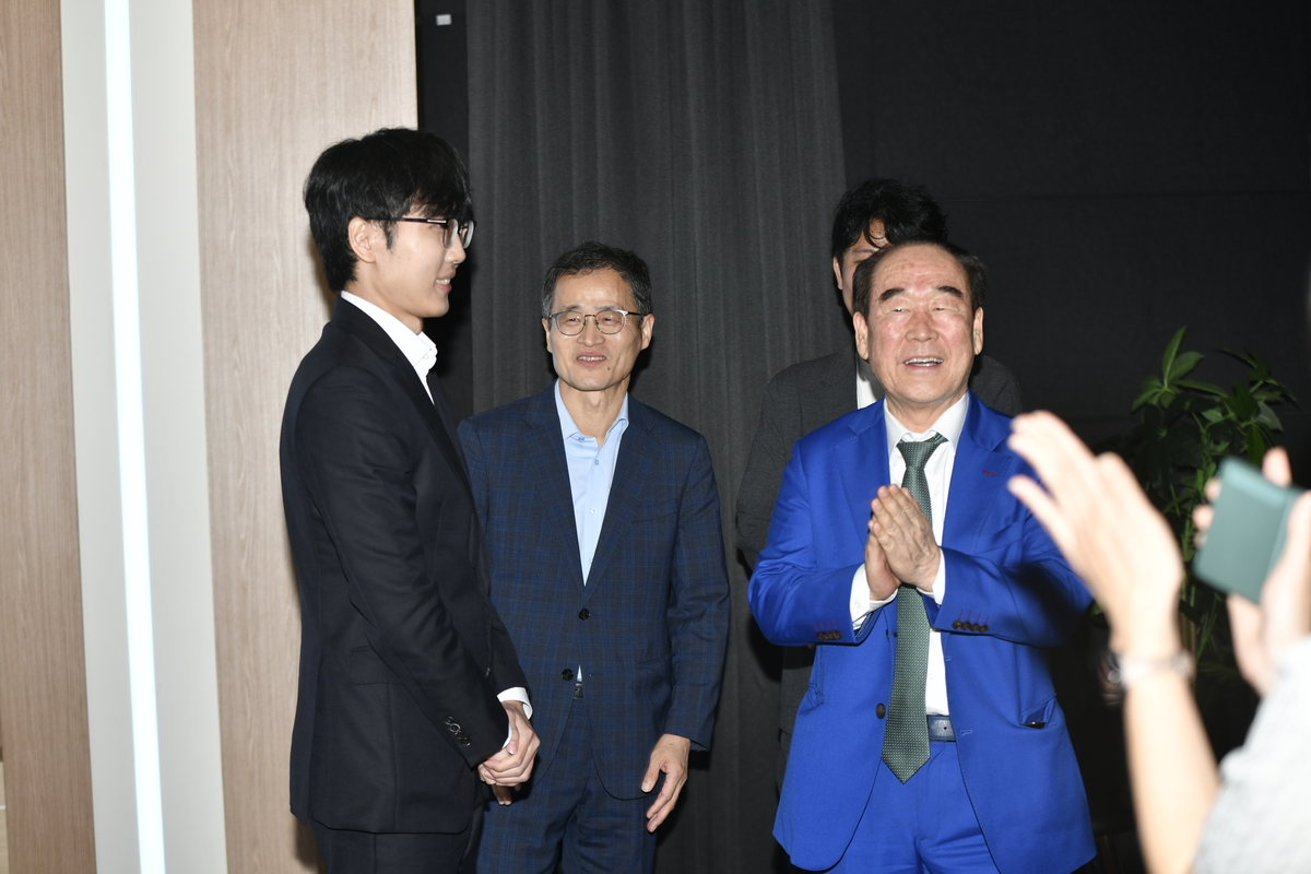 <b>신진서</b>, ‘2점 깔고’ AI에 2승1패