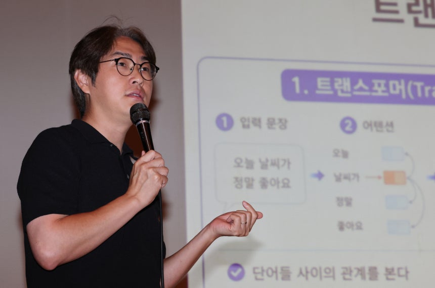 하정우 전 청와대 AI미래기획수석이 21일 서울 종로구 한국불교역사문화기념관에서 강연을 하고 있다.연합뉴스