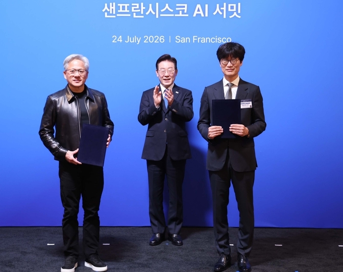 이해진(오른쪽 첫 번째) 네이버 이사회 의장과 젠슨 황(오른쪽 세번째) 엔비디아 최고경영자가 24일(현지시간) 이재명 대통령이 임석한 가운데 미국 샌프란시스코 더 미드웨이에서 열린 AI 서밋에서 글로벌 AI 팩토리 