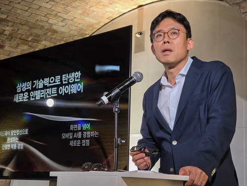 최재인 삼성전자 확장현실(XR) 개발팀 부사장이 23일(현지 시간) 영국 런던 올드 빌링스케이트 전시장에서 AI 글라스 ‘인텔리전트 아이웨어’ 제품을 소개하고 있다. 사진 제공=삼성전자