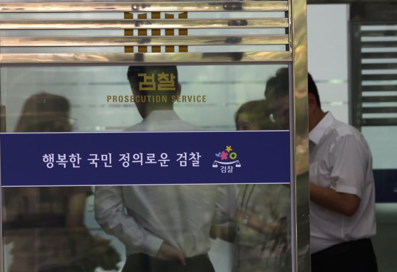 ‘밀수 와인’ 빼돌려 뒷돈 챙긴 <b>세관</b> 직원 구속기소