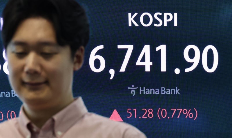 중국발 반도체 우려에…프리마켓서 삼성전자 5%·SK<b>하이닉스</b> 7%↓ [코주...