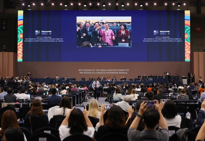 허민 국가유산청장이 지난 25일 부산‘제48차 유네스코 세계유산위원회’본회의에서‘한국의 갯벌 2단계’등재를 축하하며 태극기를 흔들고 있다.연합뉴스