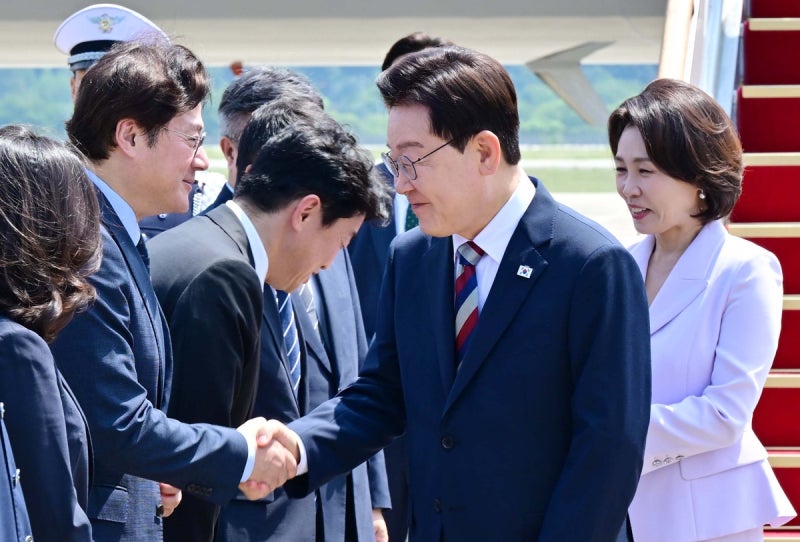 李<b>대통령</b>, 순방 직후 7.5시간 ‘<b>마라톤 회의</b>’