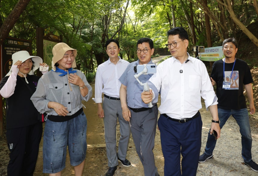 송영길 더불어민주당 대표 후보가 4일 전남광주통합특별시 화순 너릿재길을 지지자들과 걷고 있다. 뉴스1