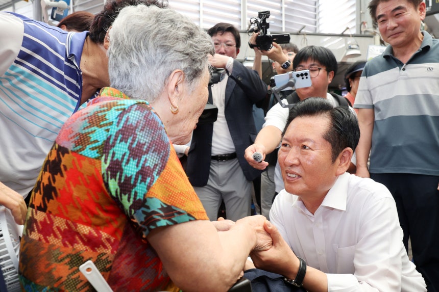 정청래 더불어민주당 대표 후보가 4일 오전 전남광주 북구 말바우시장에서 시민에게 지지를 호소하고 있다. 연합뉴스