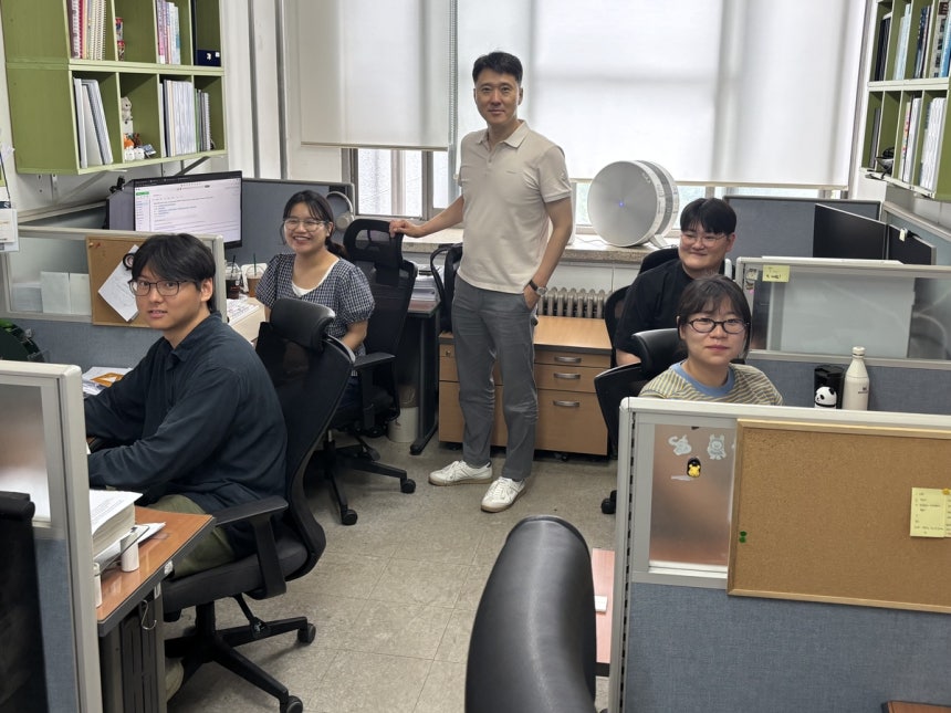 이종한 인하대 사회인프라공학과 교수가 인천 미추홀구 인하대 스마트구조시스템 연구실에서 연구원들과 연구를 하고 있다. 사진제공=과학기술정보통신부