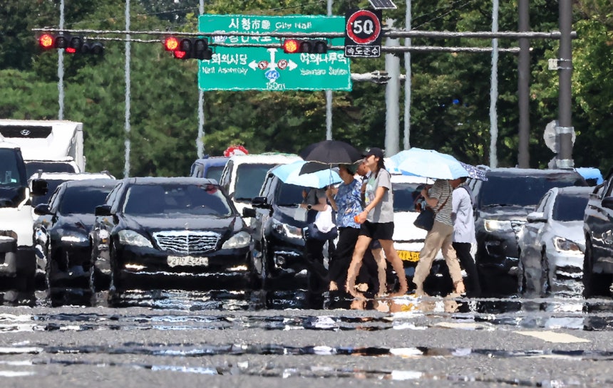 연일 폭염이 이어지고 있는 5일 서울 영등포구 여의대로에 아지랑이가 피어오르고 있다. 뉴스1