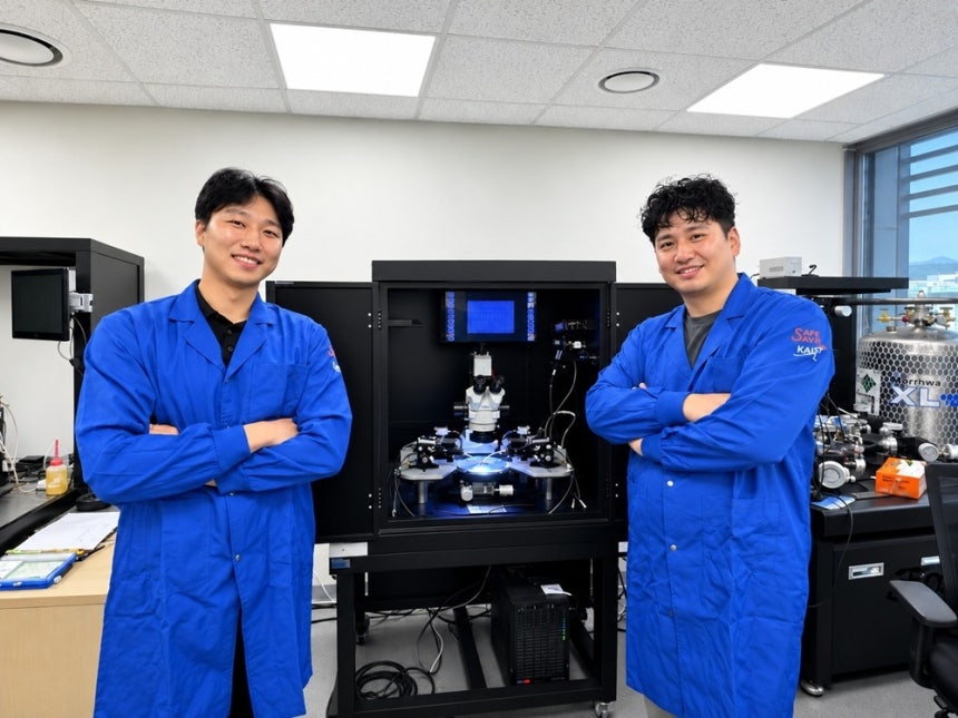 김대원(왼쪽) KAIST 반도체공학대학원 박사과정(제1저자)와 최신현 석좌교수(교신저자). 사진제공=KAIST