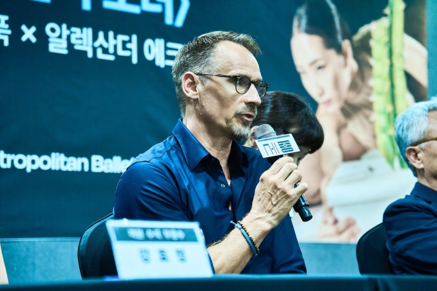 서울시발레단‘죽음과 소녀’공연을 앞두고 최근 내한한 안무가 크리스티안 슈푹이 간담회에서 질문에 답하고 있다.사진 제공=세종문화회관