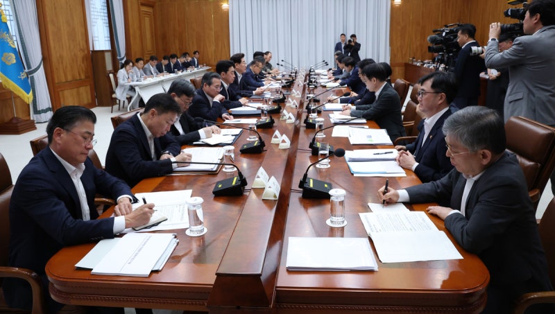 李<b>대통령</b> “속도전 넘어 전격전…<b>메가프로젝트</b> 부지·기반시설 중요”