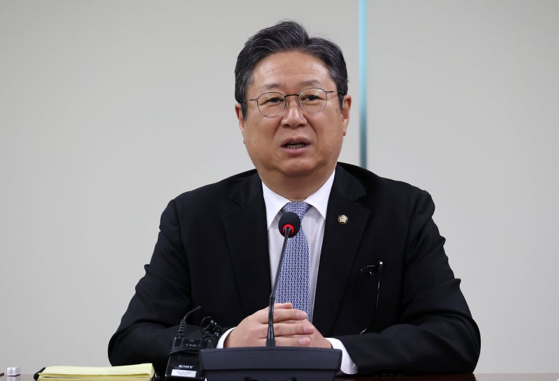 <b>황희</b> “청년들 상처에 무거운 책임…‘버스하우스’ 진심으로 사과”