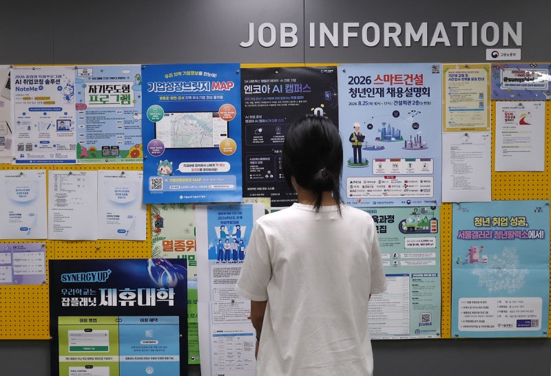 <b>정부</b> “<b>경기회복</b> 흐름 강화”…물가·고용 민생부담은 지속