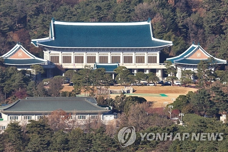 靑 “제왕적 대통령제 문제공감…<b>4년 중임제</b> 국민 수용성 높아”