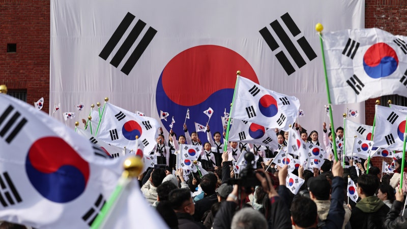 이번 <b>광복절</b>에도 ‘중국산 <b>태극기</b>’ 펄럭인다…“100원짜리에 밀려 다 ...
