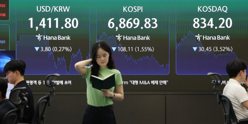 18일 서울 중구 하나은행 딜링룸 현황판에 코스피가 표시되고 있다.이날 코스피는 전 거래일 대비 108.11포인트(1.55%) 내린 6869.83으로 거래를 마쳤다.연합뉴스