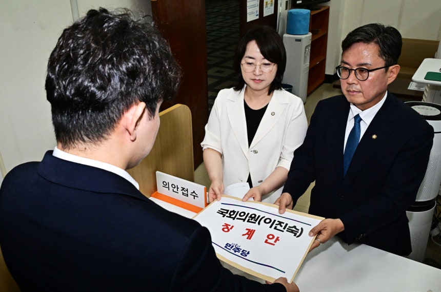 더불어민주당 전남광주통합특별시당위원장인 안도걸(오른쪽) 의원과 원내대변인인 이주희 의원이 21일 국회 의안과에 국민의힘 이진숙 의원에 대한 징계안을 제출하고 있다. 연합뉴스