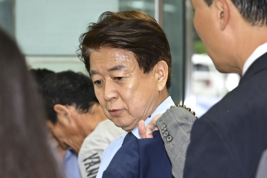 노웅래 전 더불어민주당 의원이 22일 서울 서초구 서울중앙지방법원에서 열린 정치자금법 위반 혐의 항소심 선고 공판에 출석하고 있다. 조태형 기자
