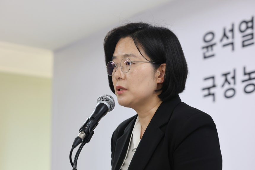 권창영 2차 종합특별검사팀 김지미 특검보가 경기도 과천 특검사무실에서 수사 관련 사항을 브리핑하고 있다.연합뉴스
