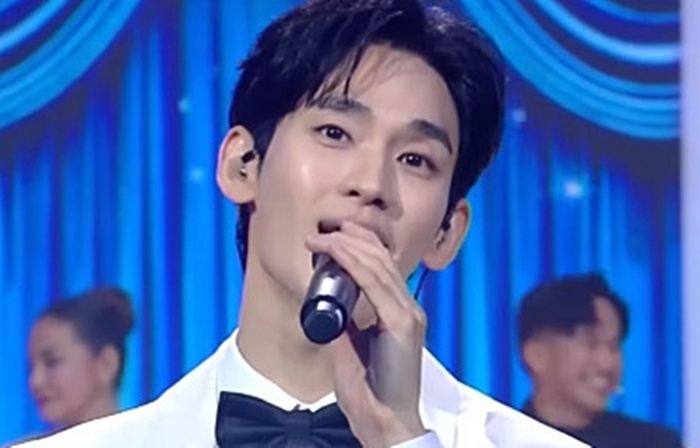 <b>김수현</b>, 1년 5개월 만에 공식석상…인니 생방서 ‘드리밍’ 열창