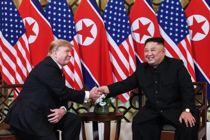 도널드 트럼프(왼쪽) 미국 대통령과 김정은 북한 국무위원장이 2019년 2월 27일 베트남 하노이에서 정상회담을 하며 악수하고 있다. 연합뉴스