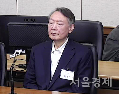 윤석열 전 대통령이 올해 1월 16일 서울 서초구 서울중앙지방법원에서 열린 체포 방해 1심 선고 공판에서 징역 5년을 선고받고 있다. 사진 제공=서울중앙지법
