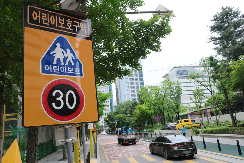 심야 <b>스쿨존 속도</b>제한 <b>완화</b>한다…올 연말까지 160곳으로 확대
