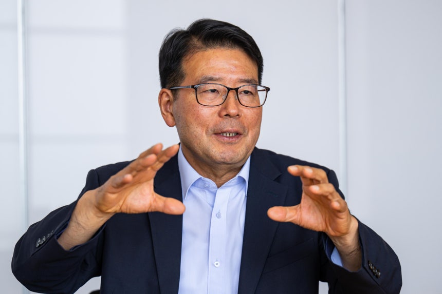 윤오준 법무법인 율촌 고문이 28일 서울 강남구 사무실에서 진행한 서울경제신문과의 인터뷰에서 사이버보안을 강화하기 위한 해법을 설명하고 있다. 조태형 기자