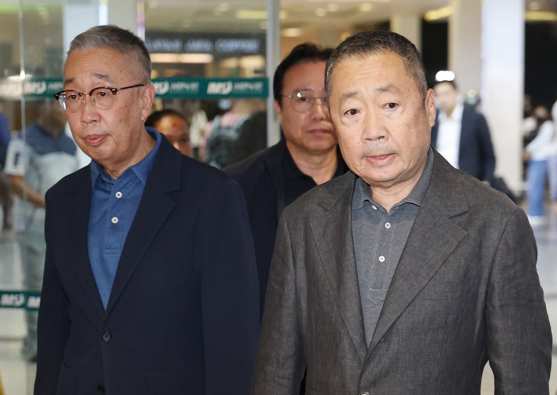 <b>박정원</b>·박지원 <b>네팔 도착</b>…실종 직원 수색·구조 직접 챙긴다