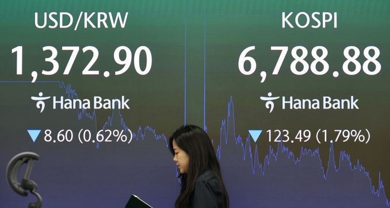 <b>규제</b> 한 달 만에…‘<b>삼전·닉스</b>’ 개미들 ‘이만큼’ 던졌다