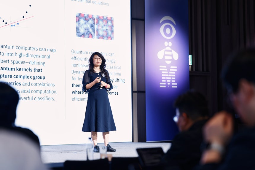 한국IBM이 1일 서울 강남구 웨스틴 서울 파르나스에서 개최한 ‘IBM AI 서밋 코리아 2026’에서 백한희 IBM 글로벌 양자 알고리즘 센터스 디렉터가 기조연설을 하고 있다. 사진제공=한국IBM