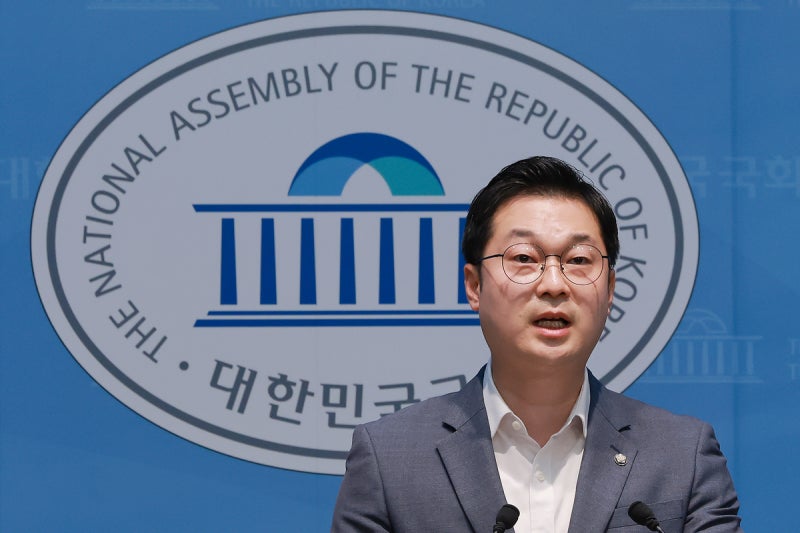 與<b>김동아</b>, <b>한동훈 공수처 고발</b>…“檢 수사기록 불법 유출 의혹”