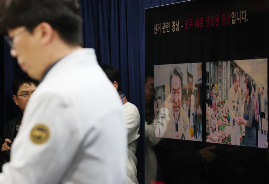 3월 10일 정부서울청사에서 열린 인공지능(AI) 딥페이크 탐지 분석 모델 시연회에서 박남인 국립과학수사연구원 연구관이 선거유세 현장 가짜뉴스 탐지 기술을 시연하고 있다. 연합뉴스