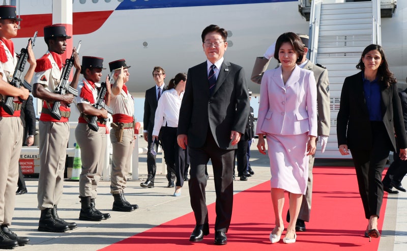 李<b>대통령</b>, ‘5년간 영화·영상산업 5억달러 투자’…설경구·<b>전도연</b>과 ...