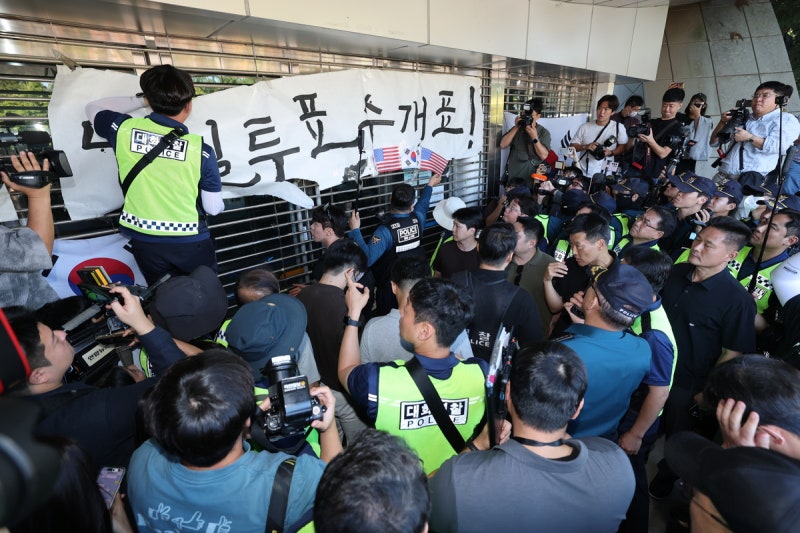 [속보] <b>대한체육회</b>, ‘개표소 봉쇄’ 95일만 핸드볼경기장 진입 성공