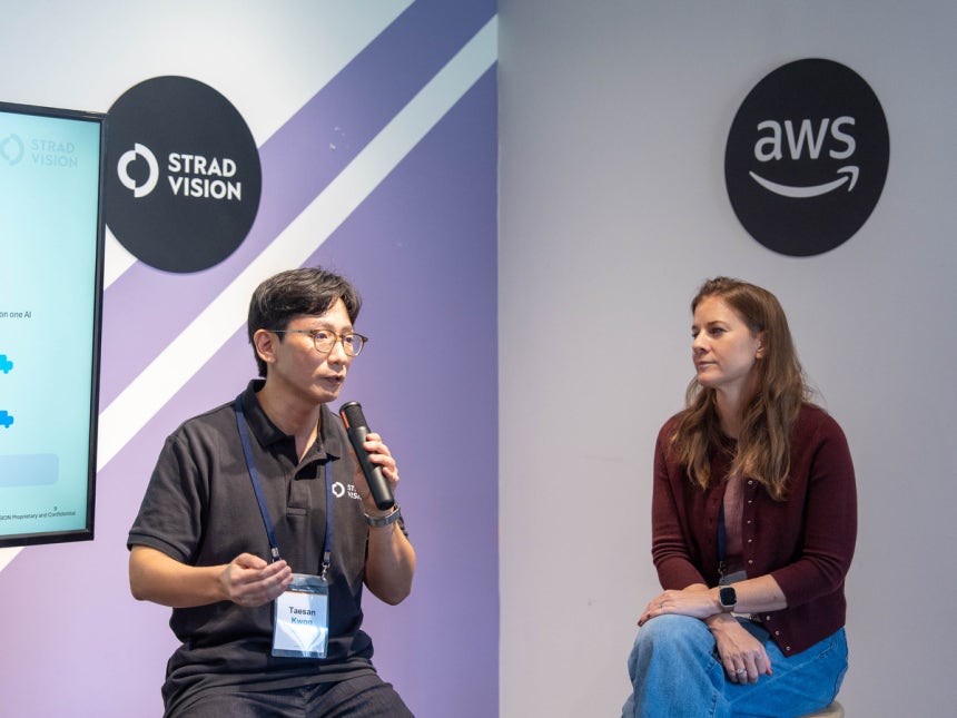 티파니 블룸퀴스트 AWS 아시아태평양 지역 스타트업 총괄과 권태산 스트라드비젼 COO가 8일 질의응답 세션을 진행하고 있다. 사진제공=스트라드비젼