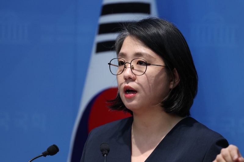<b>용혜인</b>, 겸직 논란 <b>정면돌파</b> 선언…“법률이 허용한 원칙”
