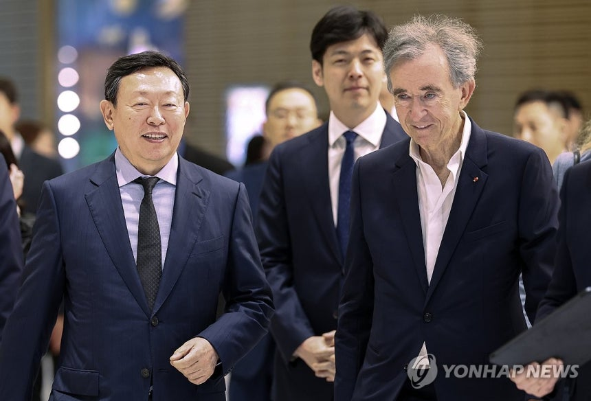 5월 신동빈(왼쪽부터) 롯데그룹 회장, 신유열 롯데지주 미래성장실장, 베르나르 아르노 루이뷔통모에헤네시(LVMH) 회장이 롯데백화점 잠실점을 둘러보고 있다. 연합뉴스