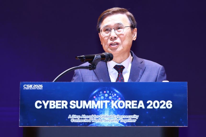 이종석 국가정보원장이 17일 서울 강남구 코엑스에서 열린 ‘사이버 서밋 코리아 2026’ 개회식에서 개회사를 하고 있다. 연합뉴스
