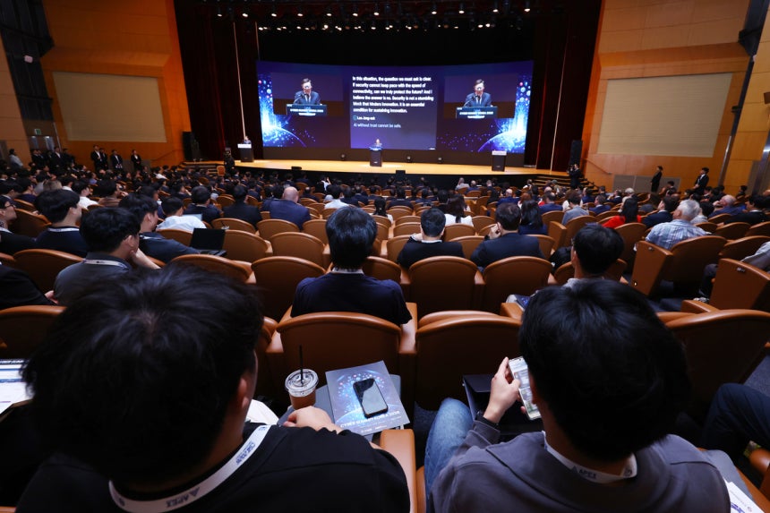 17일 서울 강남구 코엑스에서 열린 ‘사이버 서밋 코리아 2026’ 개회식에서 참석자들이 이종석 국가정보원장의 개회사를 듣고 있다. 연합뉴스