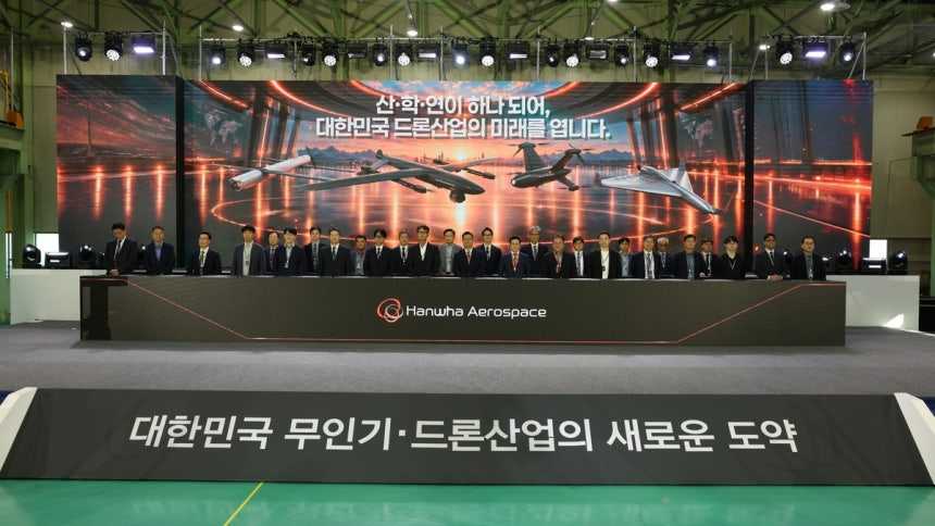 21일 경남 창원특례시 한화에어로스페이스 창원1사업장에서 진행된 ‘산∙학∙연 상호협력 협약식’에서 국내 무인기•드론 업계 관계자들이 기념사진을 찍고 있다./한화에어로스페이스