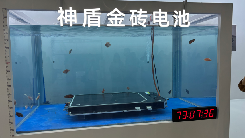 지난 23일 중국 저장성 닝보 항저우만신구 지리자동차 안전센터에 마련된 배터리 전시장에서 ‘선둔 골든 배터리’ 팩이 수조 안에 잠겨 있다. 닝보=정다은 특파원