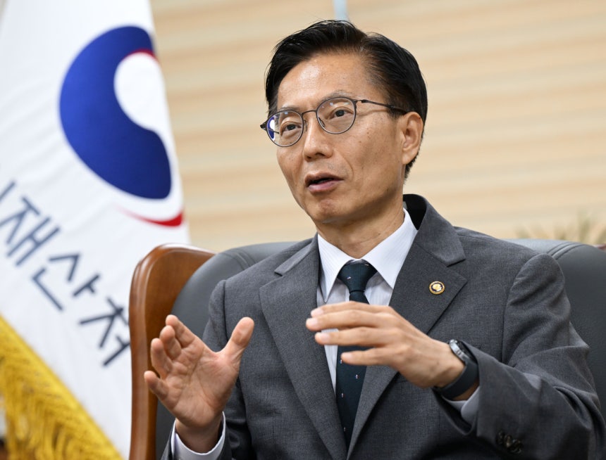 김용선 지식재산처장이 27일 서울사무소에서 국내 핵심 기술을 보호하기 위한 정책을 설명하고 있다. 성형주 기자